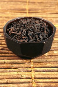 Schwarzer Tee ist nicht nur gesund und lecker sondern ist auch ein tolles Hausmittel gegen eingewachsene Haare.
