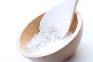 Salz peelt die Haut und hilft Entzündungen zu bekämpfen.