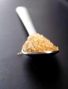 Der Zucker in der Sugaring Paste klebt nur an den Haaren und nicht an der Haut was das Sugaring so schonend macht.