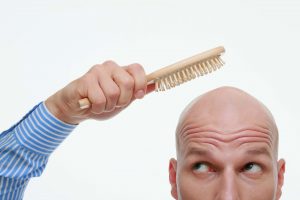 Kein Witz: Das Kämmen einer Glatze erhöht die Durchblutung und ist so eine gute Pflege für die Kopfhaut.