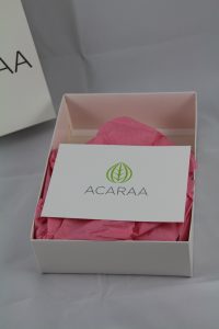 In einer stilvollen Verpackung werden die Produkte von ACARAA versendet.